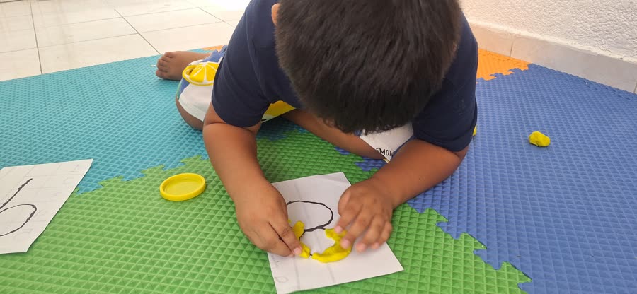 Niños aprendiendo en PASOS